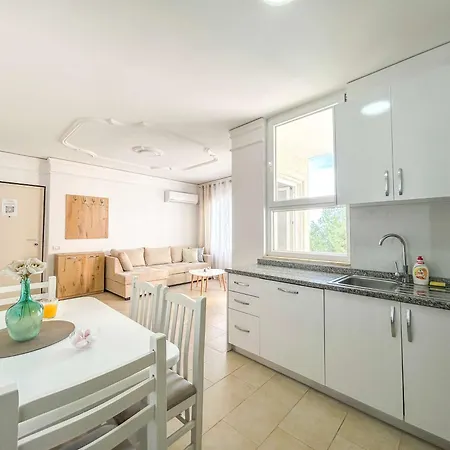Riviera Glow B86 * Golem (Tirana)