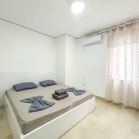 Riviera Glow B86 * Golem (Tirana)